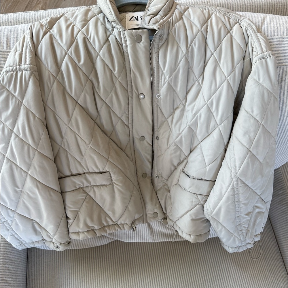 Zara Women's Lightweight Beige Quilted Puffer Jacket